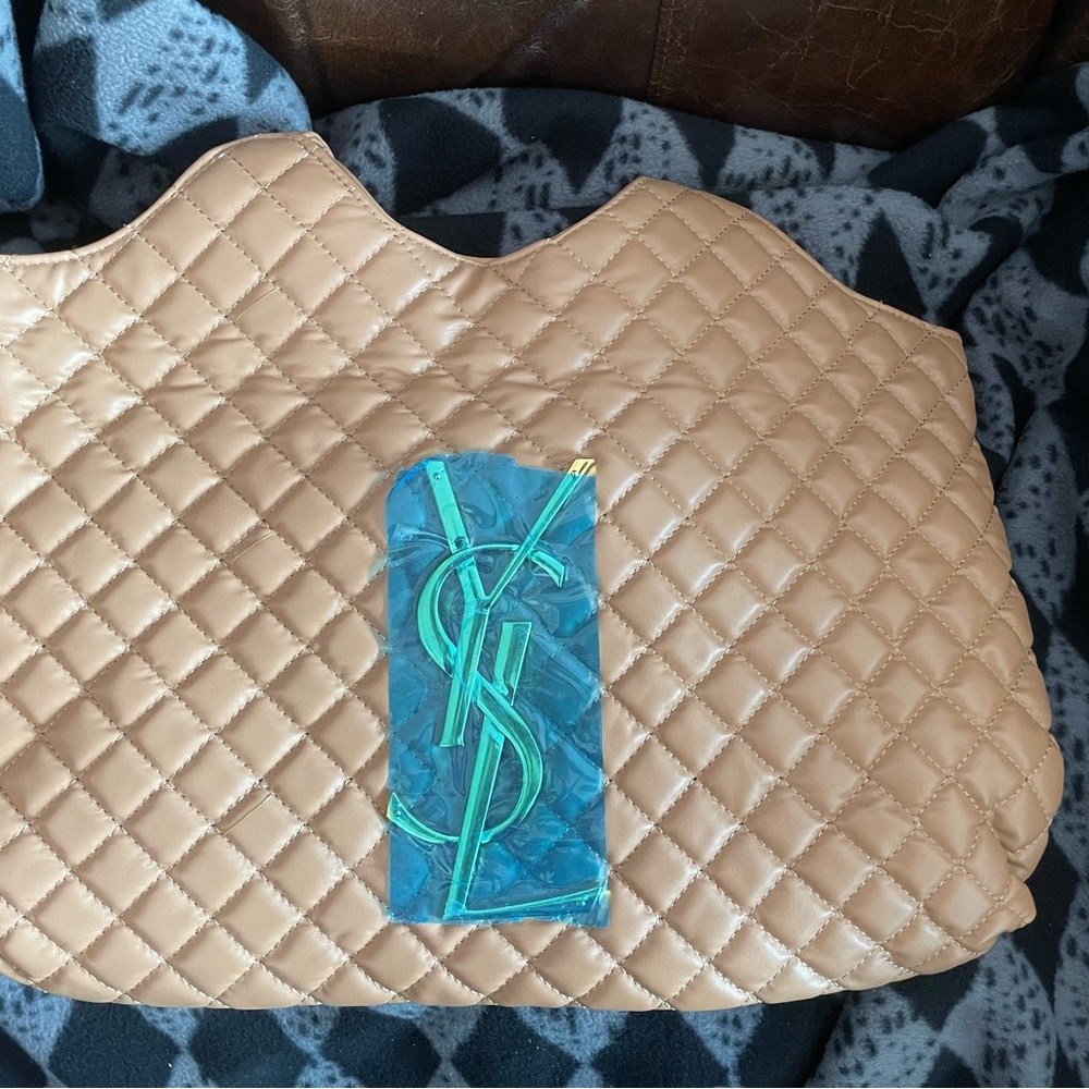 Saint Laurent Icare Beige Quilted Tote - Picture 6 of 7